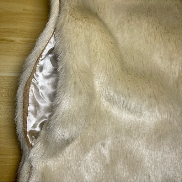 Velvet by Graham & Spencer Cream/Tan Faux Fur Vest size Small - Picture 8 of 9